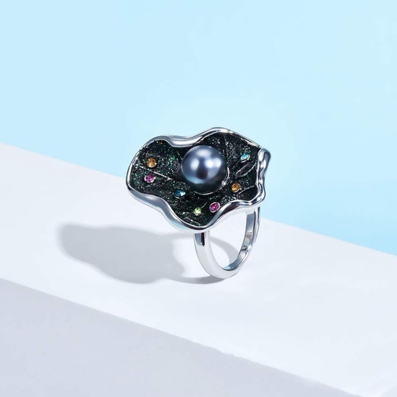 Flower-Shaped Statement Ring with Black Petals and Grey Faux Pearl - Picture 5 of 7